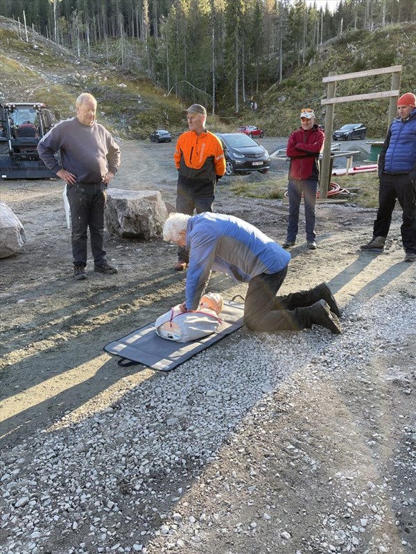 Øivind Holum øver mens Knut Pedersen, Olaf Godli, Lars Petter Fjeld og Harald Martinsen ser på. Foto: Lene Li Dragland