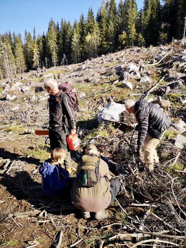 Rundløypa ryddes for kvits og kvas: Thomas Knutzen, Stellan Loraas, Lene Li Dragland og Anders Heger. Foto: Mette Jacobsen