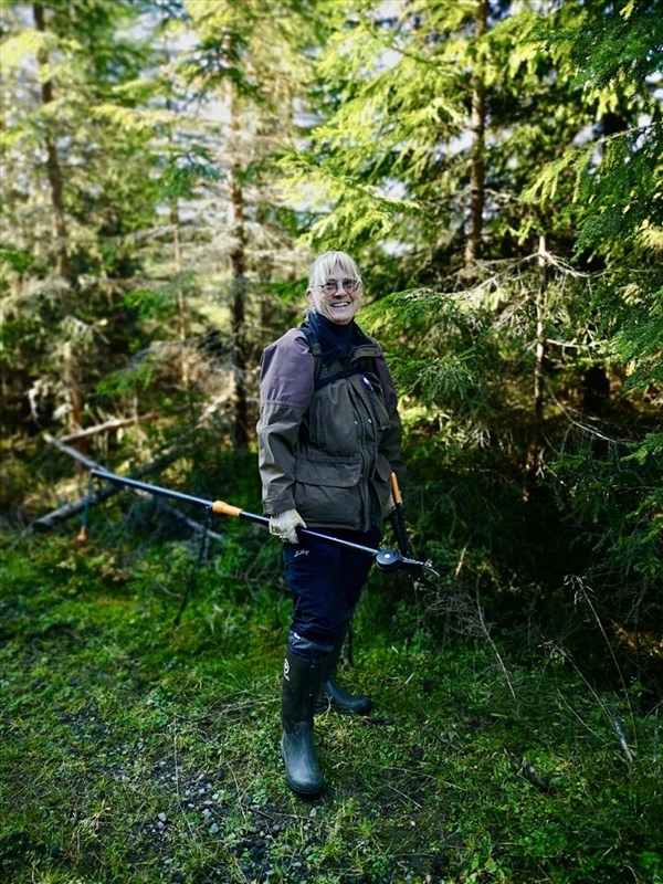 Lene Li Dragland utstyrt med høvelige redskaper for dugnad i Rundløypa. Foto: Mette Jacobsen