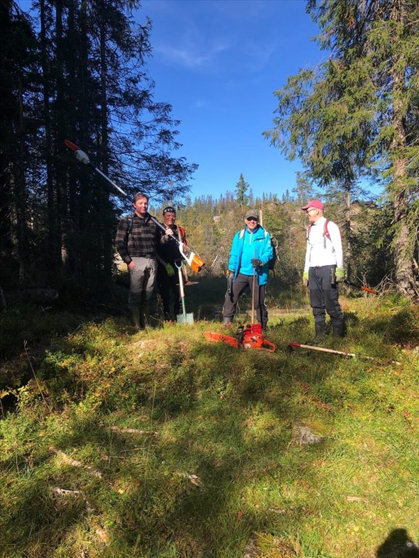 Henrik W. Bärnholdt, møter Jon Jacobsen, Tore Broholt og Finn Hammer fra Myllalia   Ola Idland og Edvard fra Oren-feltet til dugnad i Vestenden. (Alle er ikke med på bildet) Foto: Tore Heldrup Rasmussen