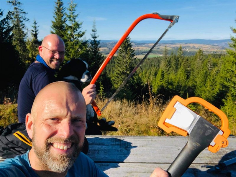 Gunstein Hansen og Lasse Grønningsæter ryddet løypa fra Kalrasen til Stormyra og opp til den fine utsikten fra benken på Volla. Foto: Lasse Grønningsæter.