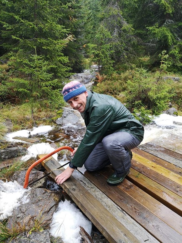 Siste finish på nederste brua i Formoløypa. Kjell Jacobsen avslutter med saga. Foto Mette Jacobsen