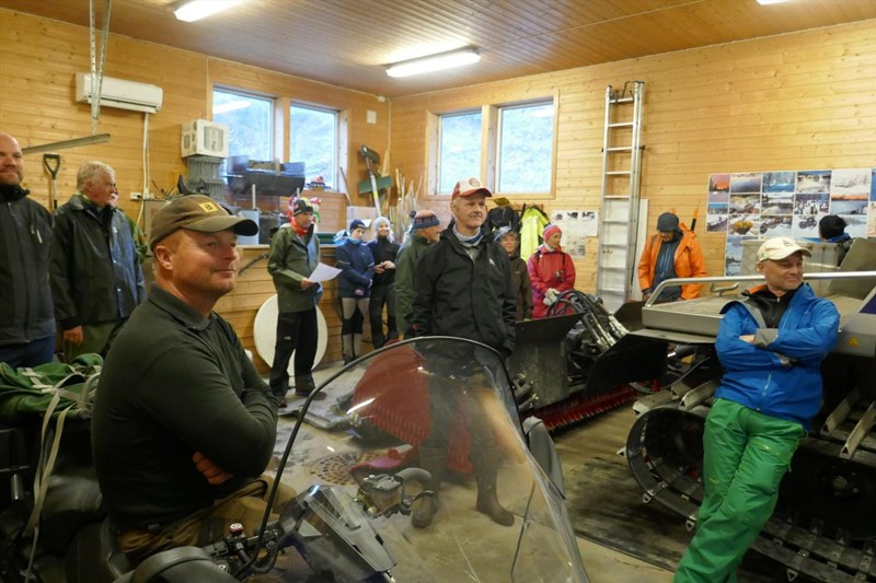 Øsende regnvær, så vi gikk under tak – mens arbeidsoppgaver ble fordelt: Bård Hauger, Gunnstein Hansen, Arild Bernstrøm, ?, Harald Martinsen, Rikke Løchen Engdahl. Heidi Løchen, Kjell Jacobsen. Arild Lund, Mette Jacobsen, Irene Hartmark, Oddmund Mellemstrand og Lars Petter Fjeld. Foto: Nina Grønnestad Heldrup