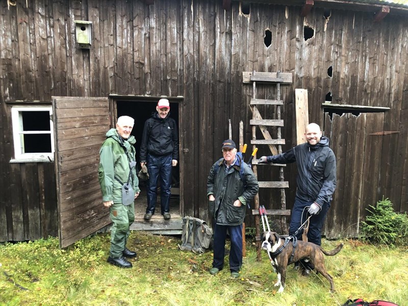 Øivind Holum, Arild Lund, John Arff Petersen, Gunnstein Hansen og Lasse Grønningsæter og hunden Bono var dugnadslaget som ryddet Grønntjernløypas nedre del. De ryddet småtrær, kratt og grener, steiner, røtter og drenerte. På bildet ved Svartbekkhytta. Foto: Lasse Grønningsæter