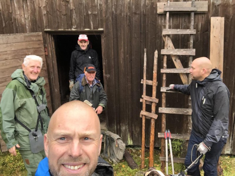 Øivind Holum, Arild Lund, John Arff Petersen, Gunnstein Hansen og Lasse Grønningsæter og hunden Bono var dugnadslaget som ryddet Grønntjernløypas nedre del. De ryddet småtrær, kratt og grener, steiner, røtter og drenerte. På bildet ved Svartbekkhytta. Foto: Lasse Grønningsæter