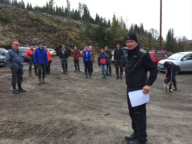 Anders Heger og Eirik Formo fjerner stubbe i juvet i Formoløypa. Foto: Berit Gro Fløgstad.