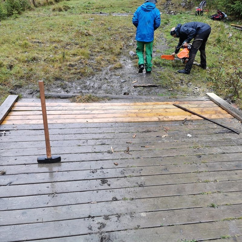 Lars Petter Fjeld og Eirik Formo pakker sammen – brua i Vesten reparert. Foto: Bo Engdahl