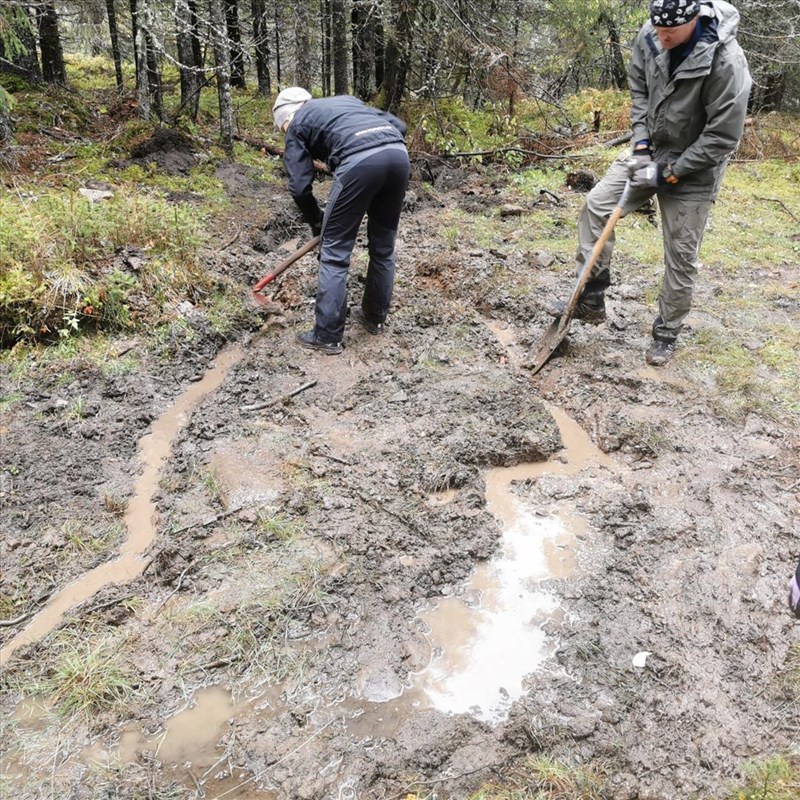 Heidi Løchen og Carl-Fredrik Eckbo Røøk på sølete dugnad, drenering i løypa i Vestend. Foto: Bo Engdahl