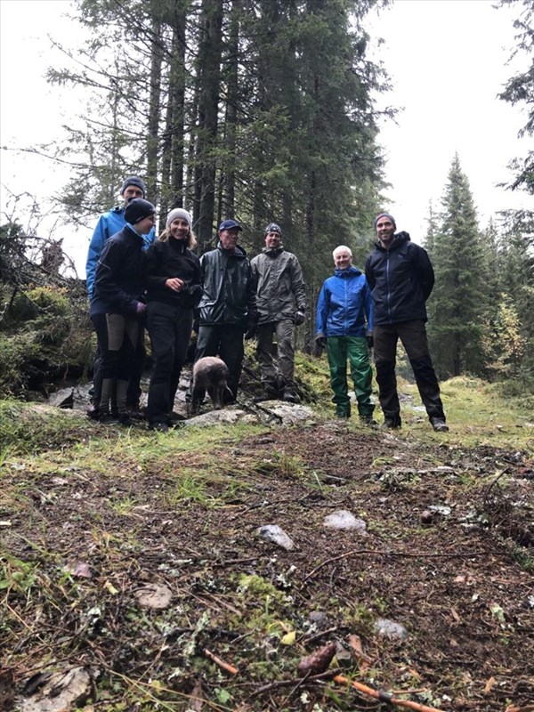 Dugnadsgjengen i Vestend: Rikke Løchen Engdahl, Bo Engdahl (bak), Heidi Løchen, hunden Solo, Jostein Refsnes, Carl-Fredrik Eckbo Røøk, Lars Petter Fjeld og Eirik Formo. Grunneier Henrik W. Bärnholdt også med i den dugnadsgjengen. Foto: Heidi Løchen