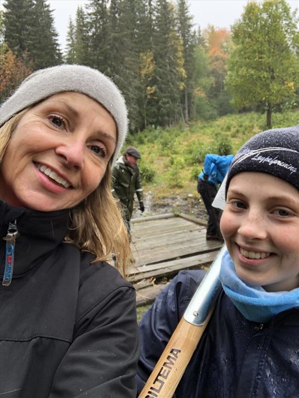 Heidi Løchen og Rikke Løchen Engdahl med masse godt humør i Vestend. Bak jobber Henrik W. Bärnholdt og Bo Engdahl på brua. Foto: Heidi Løchen