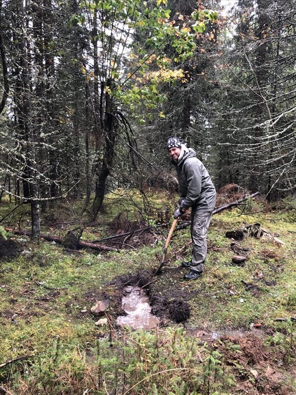 I timene før dugnaden kom nær 40 mm regn. Carl-Fredrik Eckbo Røøk drenerer vannet ut av løypetraseen. Foto: Heidi Løchen